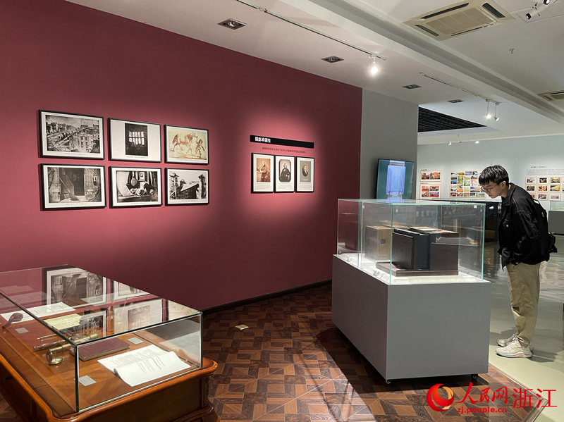 麗水攝影博物館是中國第一家由政府投資創建、規范化運作的攝影專業博物館，館內展陳全面展現了麗水攝影發展史。圖為游客正在參觀。人民網記者 王麗瑋攝