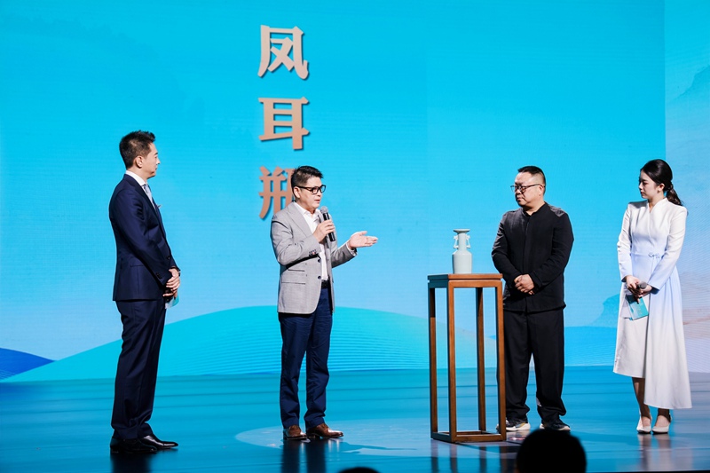 開幕式現場，推薦官們介紹國寶級青瓷名器。龍泉市委宣傳部供圖
