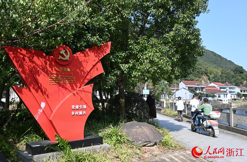 在袁馬村，“紅色元素”隨處可見。人民網記者 張麗瑋攝