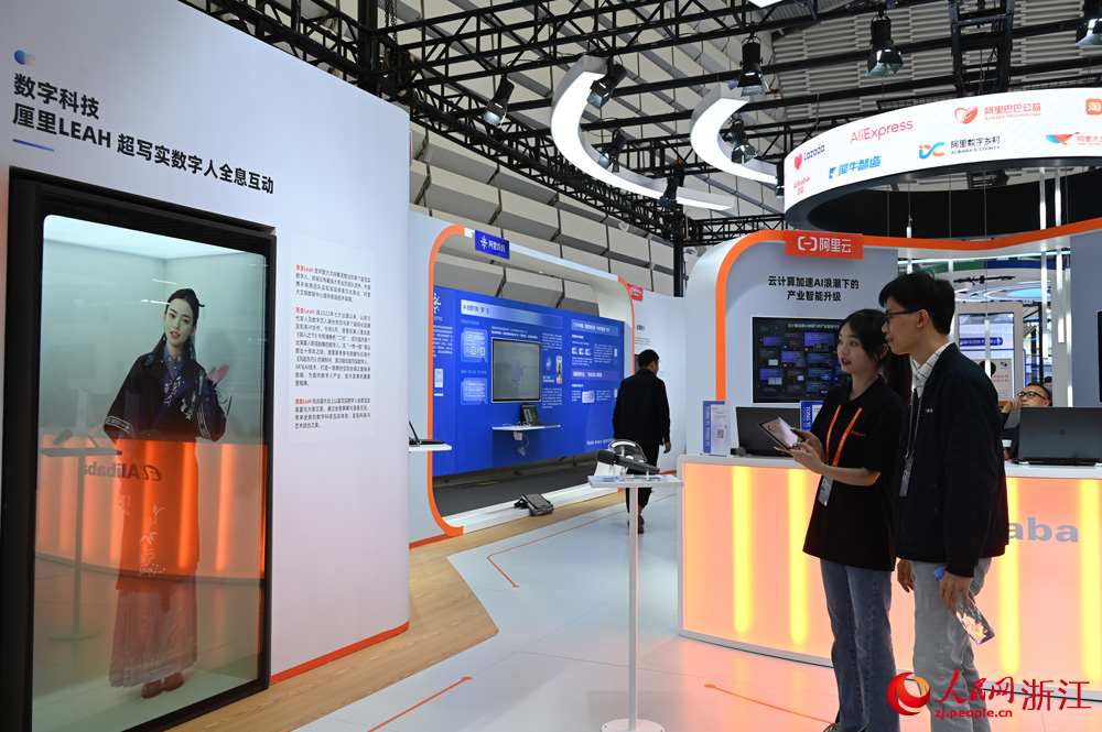 不少展位都設置了互動體驗區。人民網記者 葉賓得攝