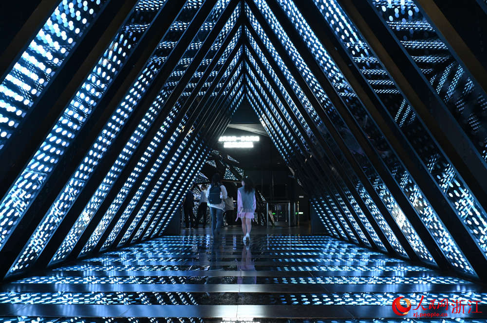 展廳入口充滿科技感。人民網記者 葉賓得攝