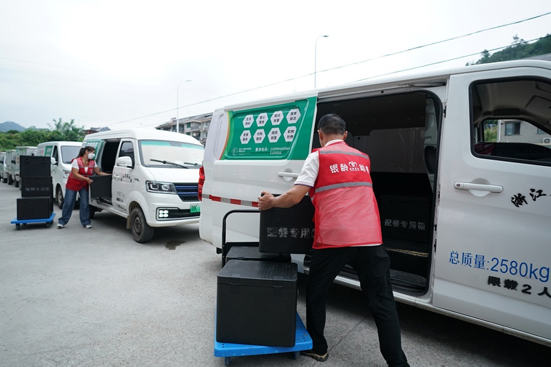 愛心餐車送餐上門。遂昌縣委宣傳部供圖