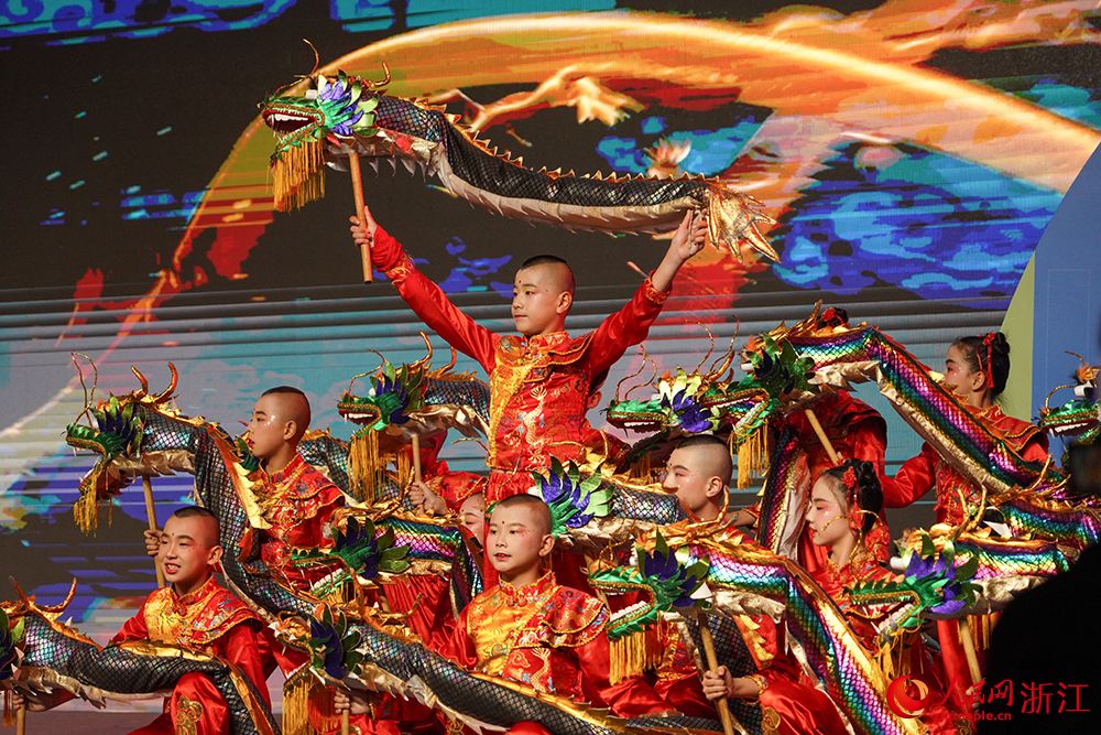 2023千島湖創意生活周啟動儀式上的文藝演出。人民網 章勇濤攝