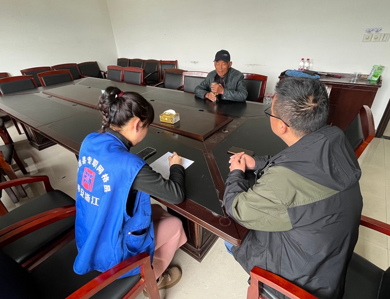 余村的專職網格員通過走訪收集矛盾糾紛線索。安吉縣委宣傳部供圖