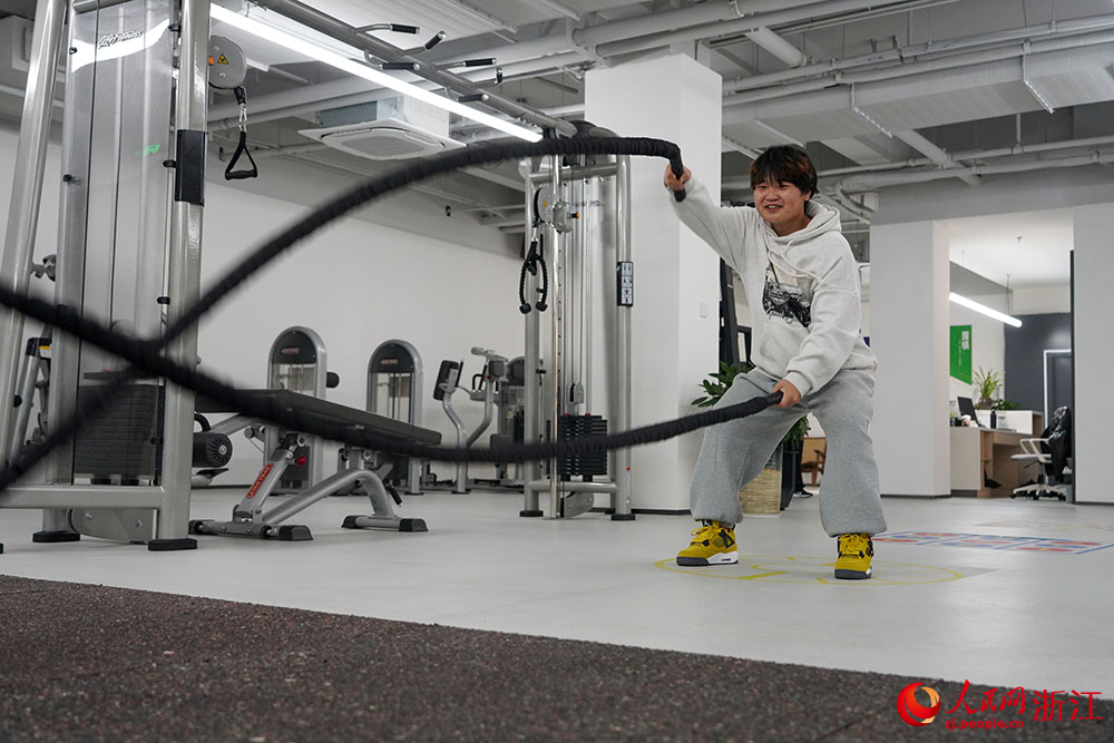 市民在寧波市鎮海區招寶山街道鄰里中心的百姓健身房鍛煉身體。人民網 章勇濤攝