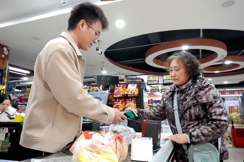 “硬錢包”支持商超付款服務。