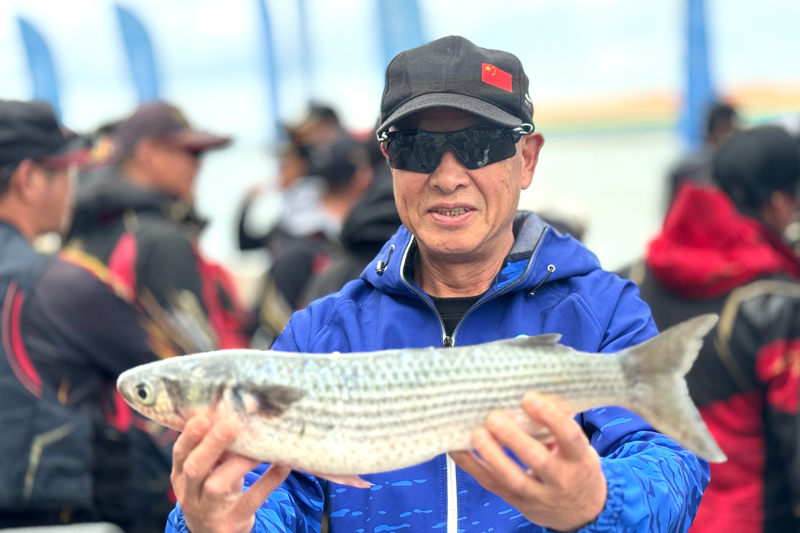 海釣愛好者展示比賽收獲。嵊泗縣委宣傳部供圖