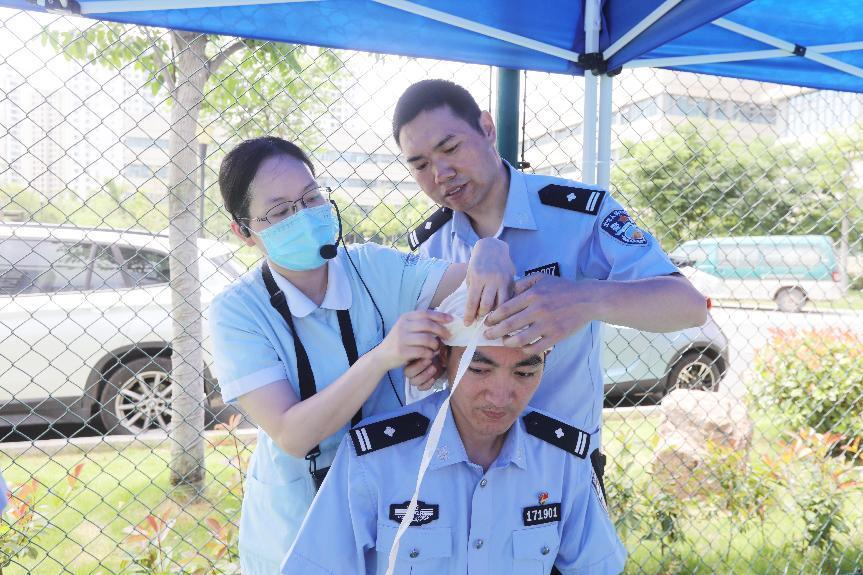 醫務人員為民警演示醫療處理步驟。陳瀟怡攝