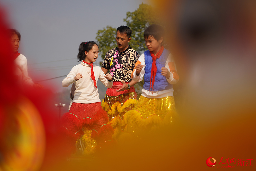在浙江省寧波市寧?？h前童鎮中心小學操場上，教練童攀峰正指導學生進行舞獅動作技巧的訓練。人民網 章勇濤攝