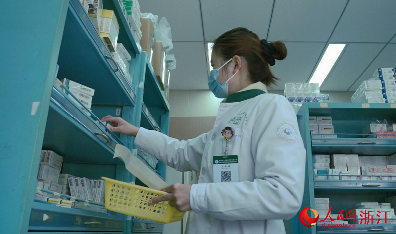 護士正在為村民配藥。人民網記者 郭揚攝