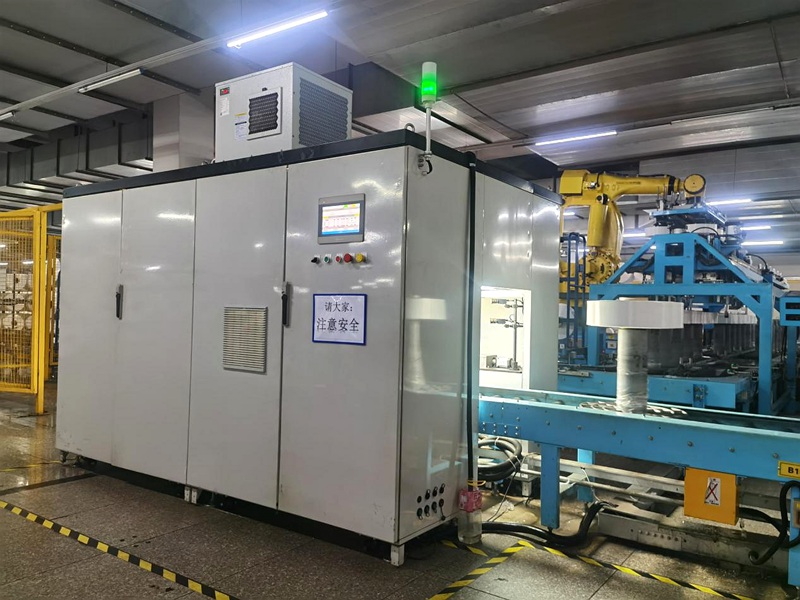 化纖生產車間內的“AI質檢師”。恒逸集團供圖