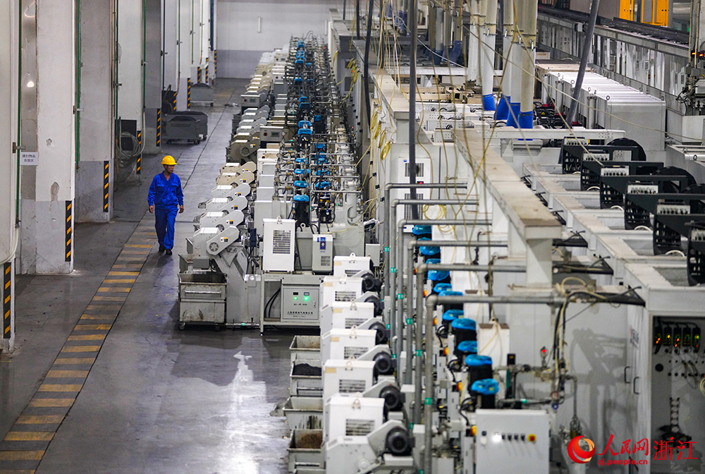 工人在智能生產線上忙碌著。人民網 章勇濤攝