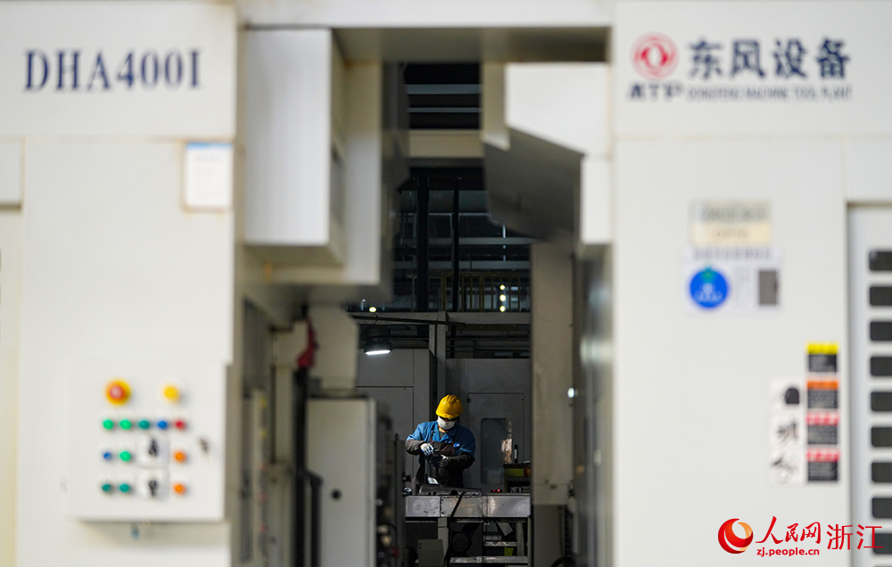 工人在智能生產線上忙碌著。人民網 章勇濤攝