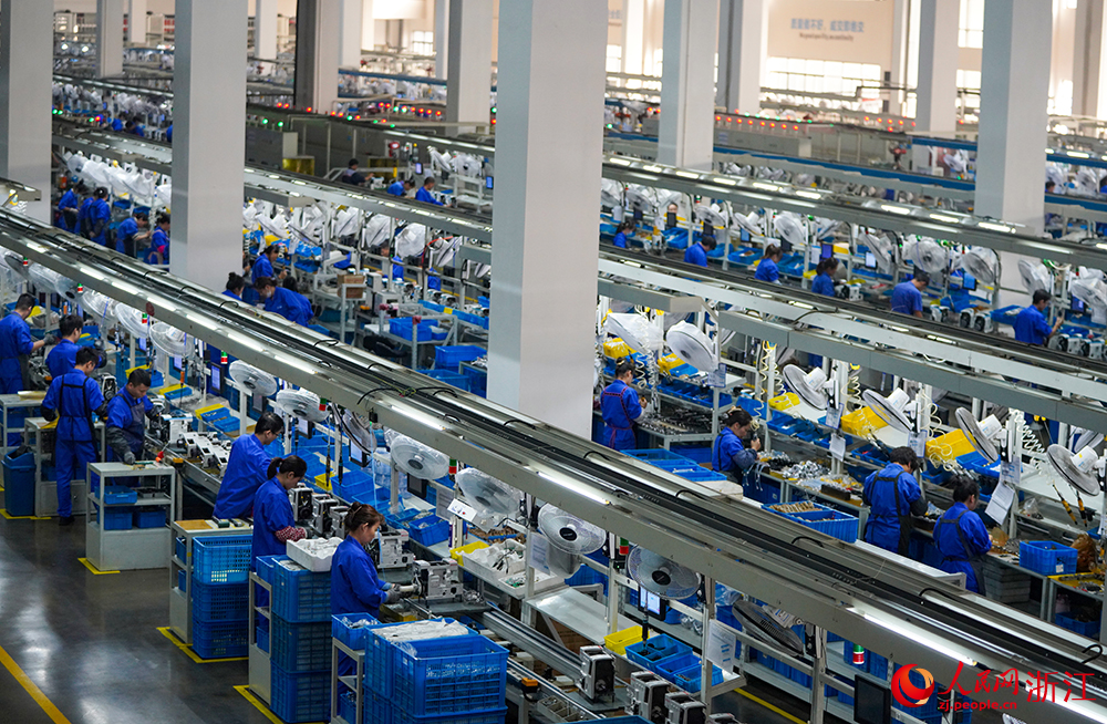 工人在智能生產線上忙碌著。人民網 章勇濤攝