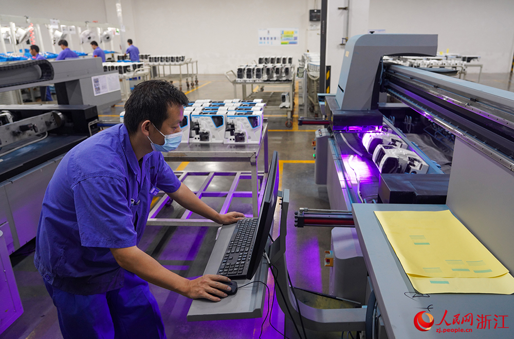 工人在智能生產線上忙碌著。人民網 章勇濤攝