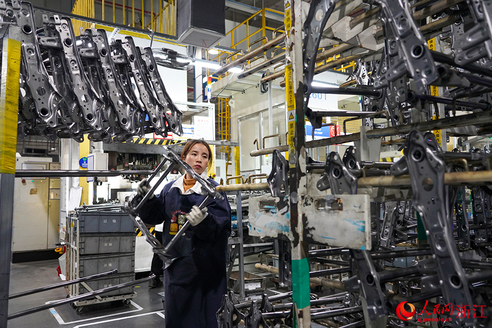 在嘉興國家高新區一汽車座椅系統生產基地，工人們在生產線上忙碌著。人民網 章勇濤攝