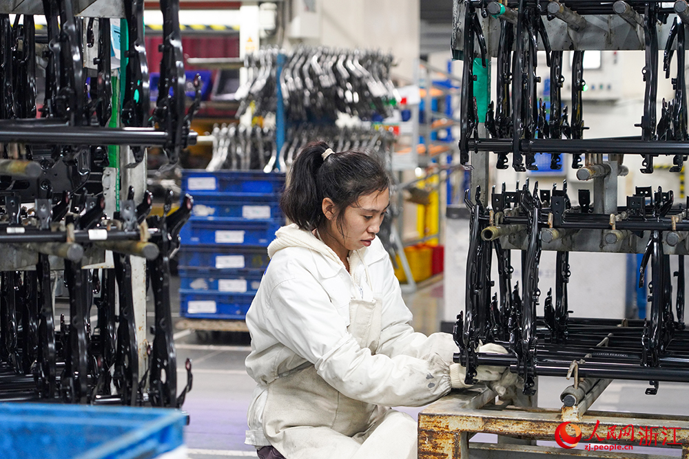 在嘉興國家高新區一汽車座椅系統生產基地，工人們在生產線上忙碌著。人民網 章勇濤攝