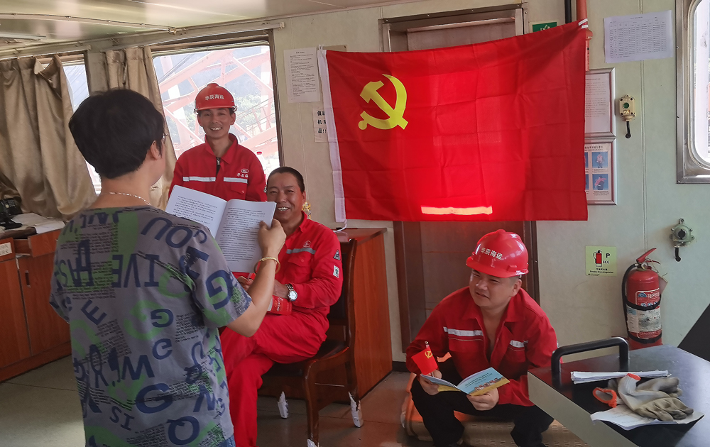 “送學上船”活動現場。普陀區委組織部供圖