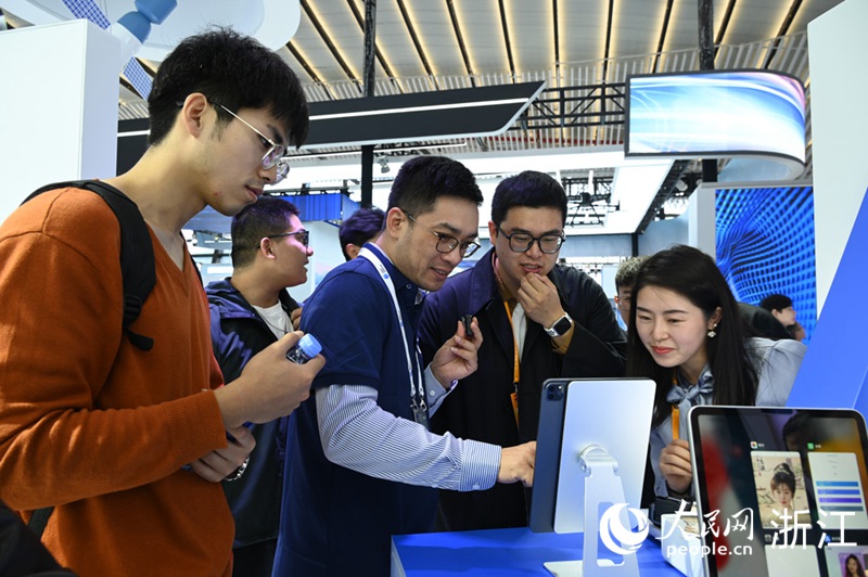 2023年世界互聯網大會烏鎮峰會上，觀眾正在體驗AI寫真。人民網記者 葉賓得攝