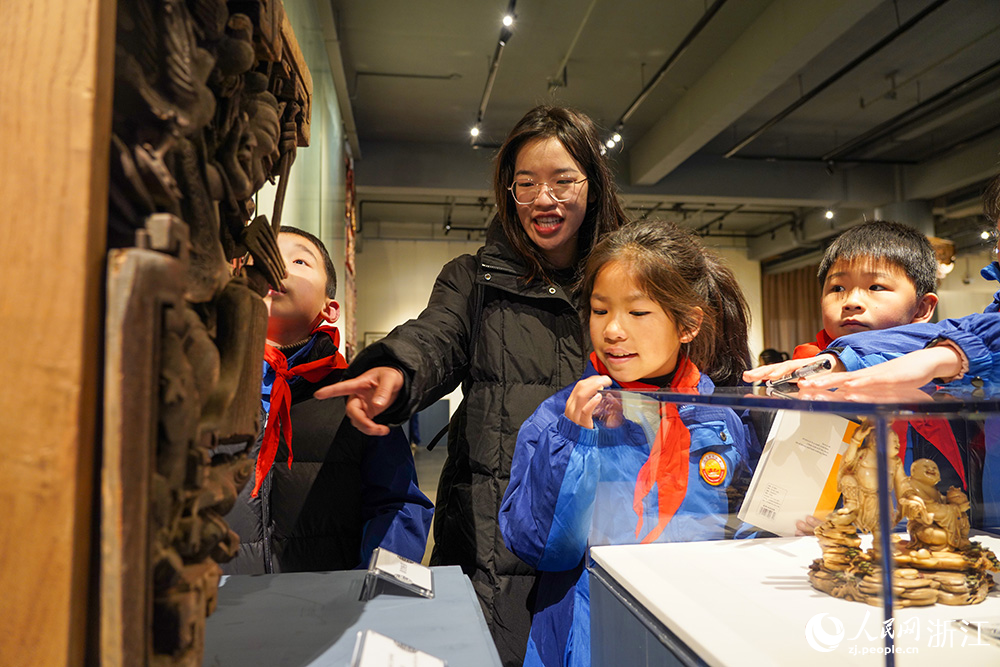 近日，天臺縣始豐小學的學生們走進博物館，感受傳統文化。人民網 章勇濤攝