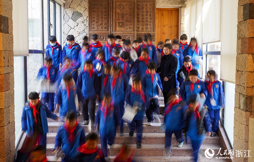 近日，天臺縣始豐小學的學生們走進博物館，感受傳統文化。人民網 章勇濤攝