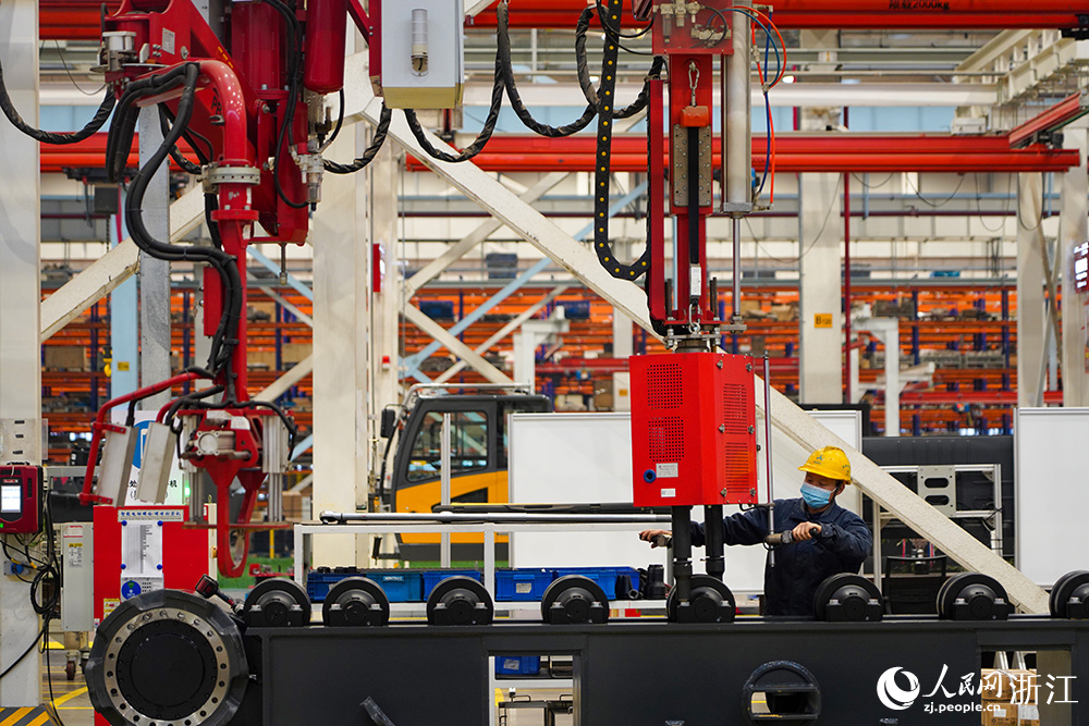工人在智能化生產線上忙碌工作。人民網 章勇濤攝