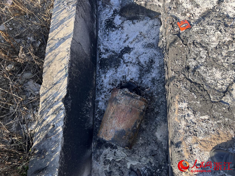 燃燒后的油漆桶。人民網記者 張麗瑋攝