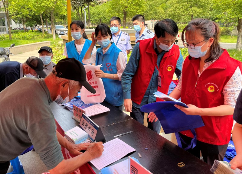 楊金泉團隊開展各類公益法律宣傳，為老百姓提供法律咨詢。楊金泉糾紛調解服務中心供圖