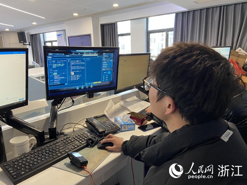 喬司街道綜合指揮中心工作人員利用喬司街道警網協同指揮調度平臺快速處理案件。人民網 方彭依夢攝