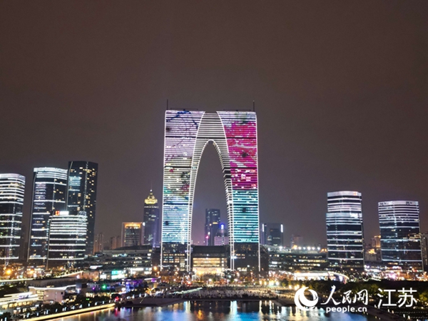 蘇州地標建筑“東方之門”夜景。人民網記者 王繼亮攝