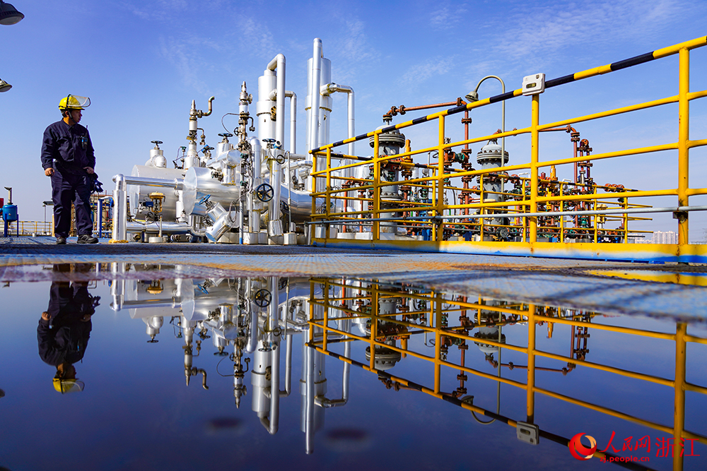 工人在項目現場有條不紊地工作。人民網 章勇濤攝