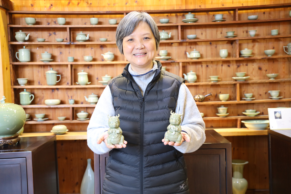 施珍展示“小龍人”越窯青瓷作品。受訪者供圖