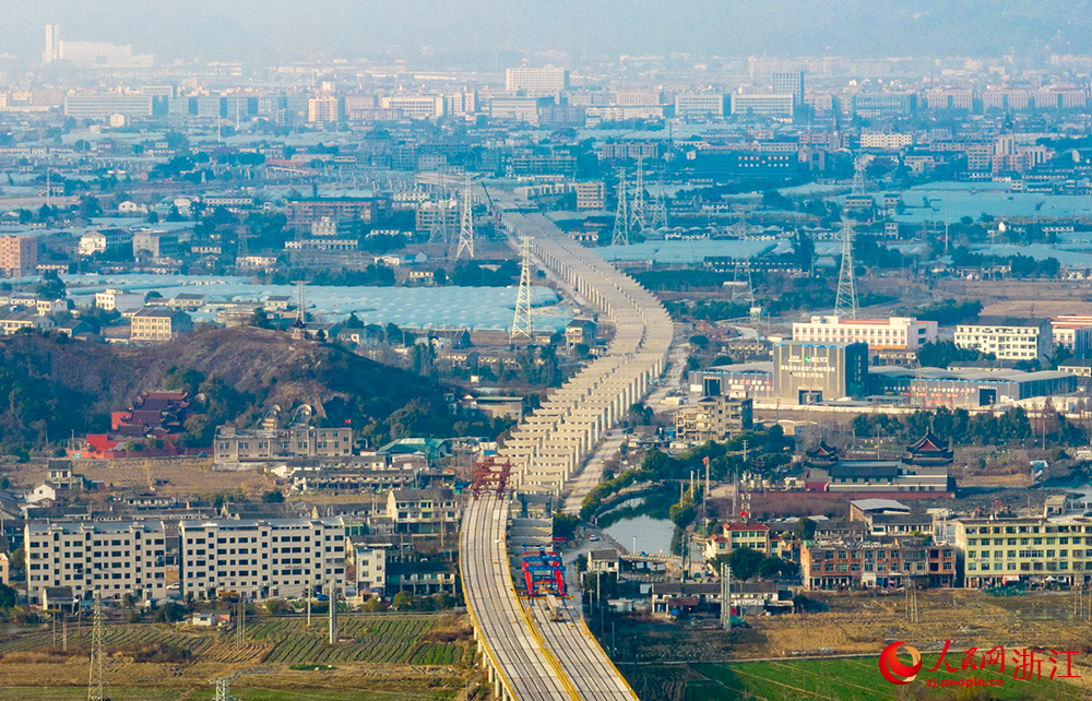 浙江省溫州市瑞蒼高速蒼南段項目現場，工人正在有序推進工程進度。人民網 章勇濤攝