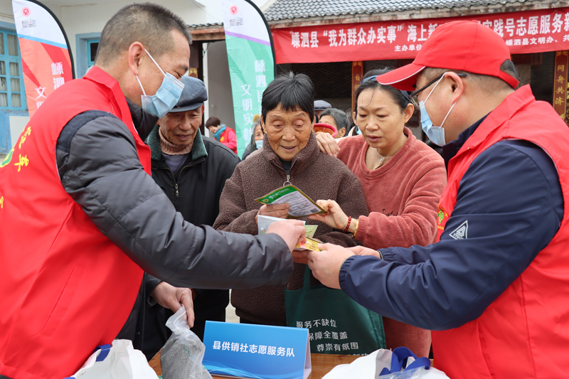 志愿者為群眾發種子(嵊泗縣委宣傳部供圖).jpg