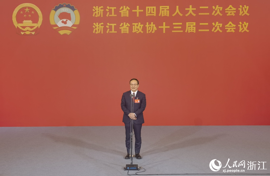 浙江省經信廳黨組書記、廳長詹敏在“廳長通道”集中采訪活動中接受記者提問。人民網記者 張帆攝