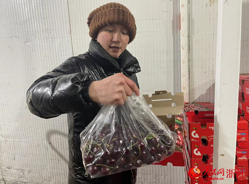 許佳超介紹車厘子品種。人民網記者 王麗瑋攝