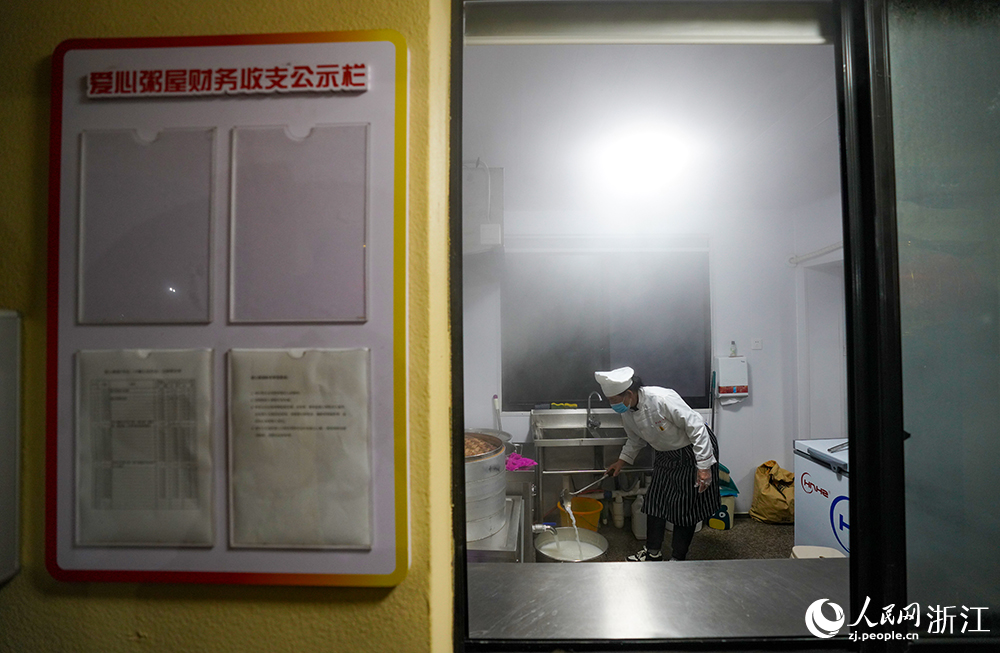 在浙江省慈溪市觀海衛鎮，愛心早餐的日常運營支出由企業家按月認領，接力承擔運營費用。人民網 章勇濤攝