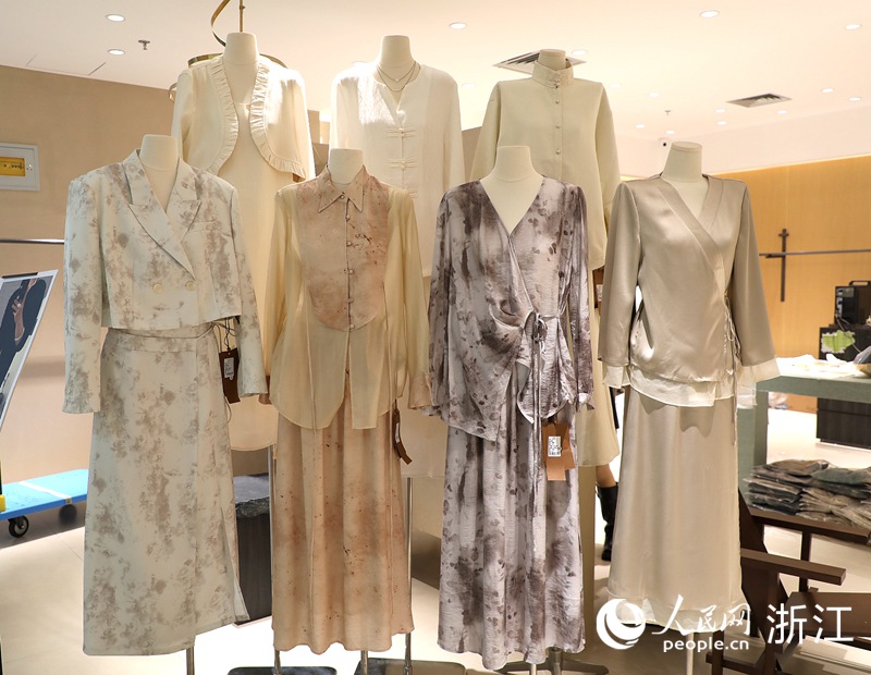 新中式服裝是2024年春款的一大亮點。人民網 方彭依夢攝