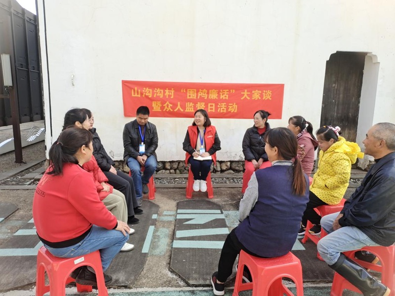 余杭區鸕鳥鎮紀委因地制宜指導轄區各村社開展“圍鸕廉話”大家談暨眾人監督日活動。余杭區紀委監委供圖