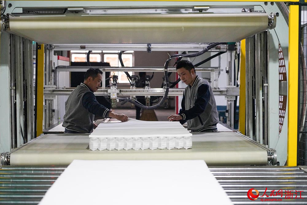 家具企業開足馬力忙生產，趕制訂單產品供應海外市場。人民網 章勇濤攝