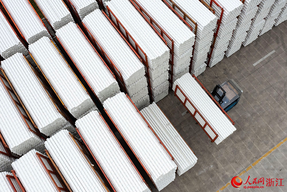 浙江省臺州市黃巖區一家管道企業生產正忙。人民網 章勇濤攝