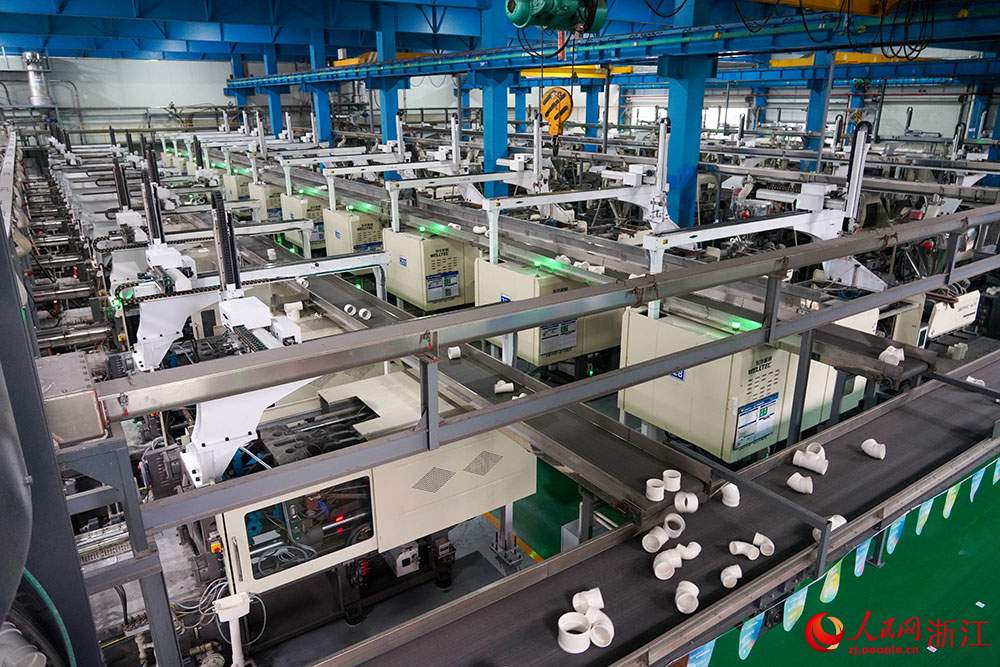 浙江省臺州市黃巖區一家管道企業生產正忙。人民網 章勇濤攝