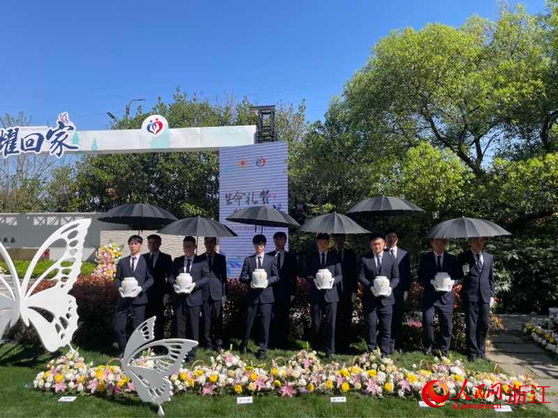 “榮耀回家”安葬儀式。人民網 秦銘澤攝