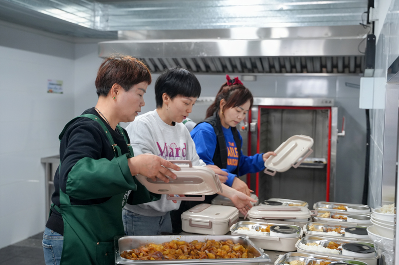 幫廚阿姐飯菜。