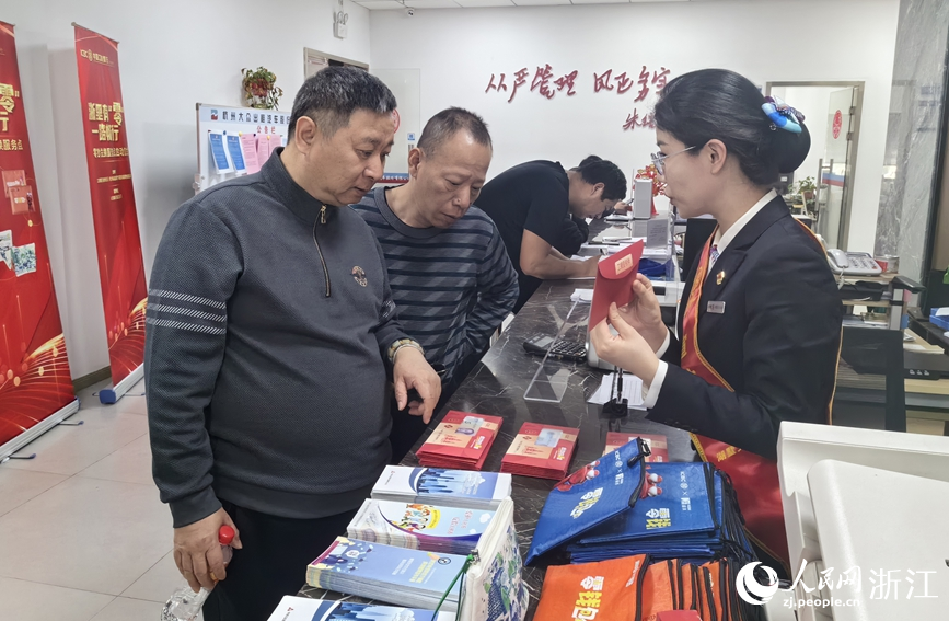 出租車司機在現場兌換零錢包。人民網記者 張帆攝