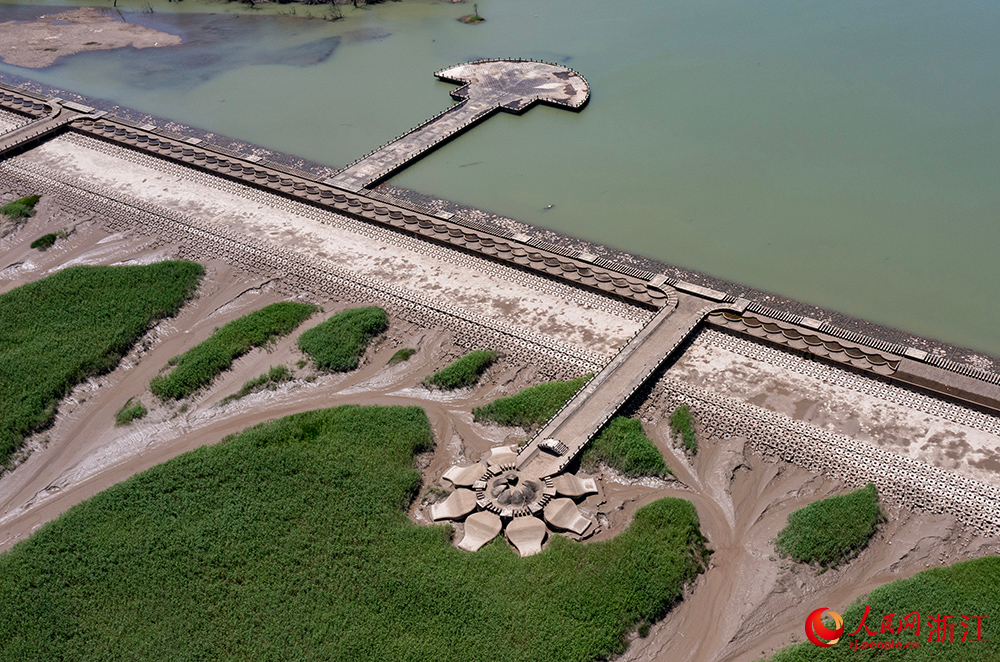 河暢、水清、岸綠、景美的生態環境，繪就了一幅天更藍、水更清、人富足的和美畫卷。人民網 章勇濤攝