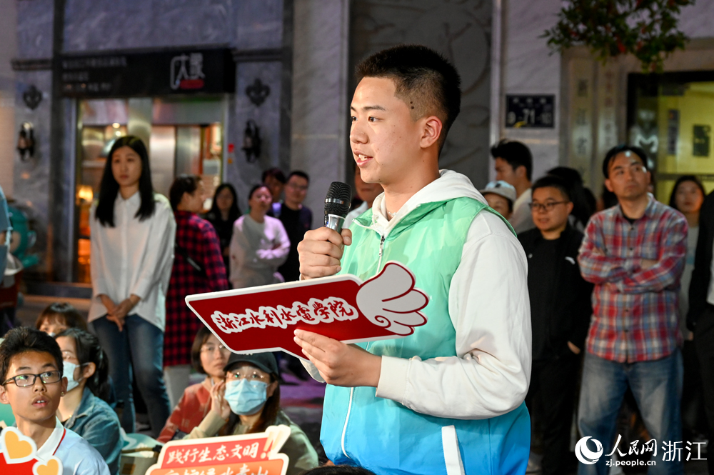 學生現場提問。人民網記者 葉賓得攝