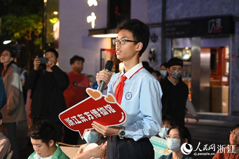 青年學生與博物館館長進行提問交流。人民網記者 葉賓得攝