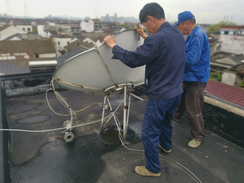 拆除非法“地衛”。沈立強攝