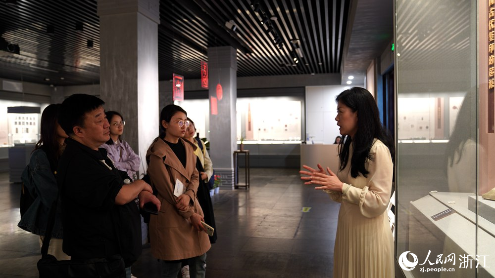 記者們正在聆聽講解。人民網 陳陸洵攝